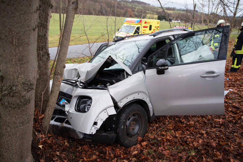 Der Citroën-Fahrer und seine Beifahrerin wurden bei dem Unfall am Freitag schwer verletzt.