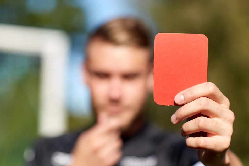 Wegen einer Roten Karte kam es bei einem Amateurfußballspiel zu einer Attacke. (Symbolbild)