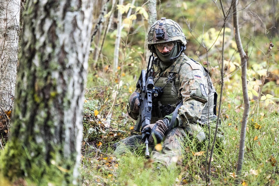 Soldaten der Bundeswehr wurden bei einer Übung von einer Jägerin ins Visier genommen. (Symbolbild)