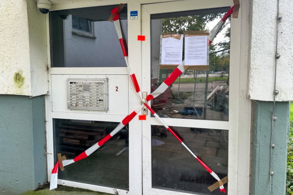 Die Bauaufsicht sperrte das Gebäude im Beisein der Polizei ab.