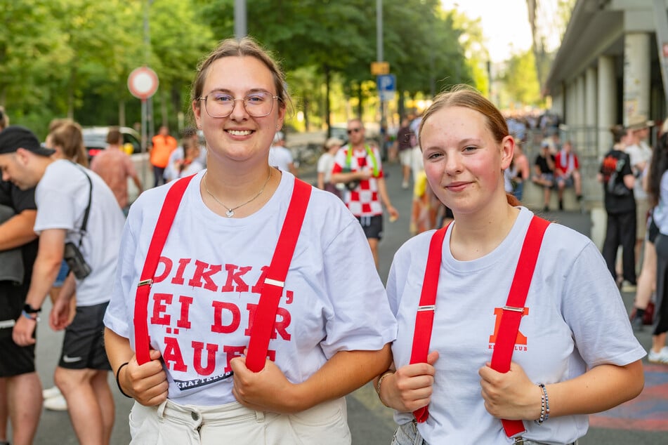 Annelie (21, l.) und Pauline (16) reisten mit ihren Freunden aus Cottbus, Finsterwalde und Berlin nach Dresden, um Kraftklub sehen zu können.