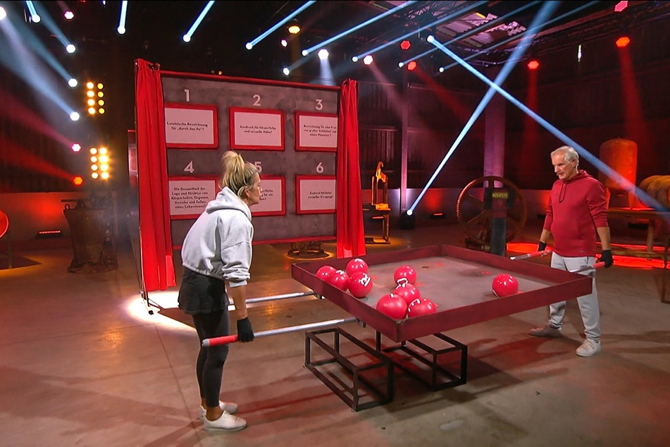 Michaela Scherer (53) musste auch das Spiel "Richtig einlochen" vorzeitig abbrechen. Wie auch immer sie und ihr Martin "Pharo" Bolze (63) es überhaupt so weit geschafft haben.