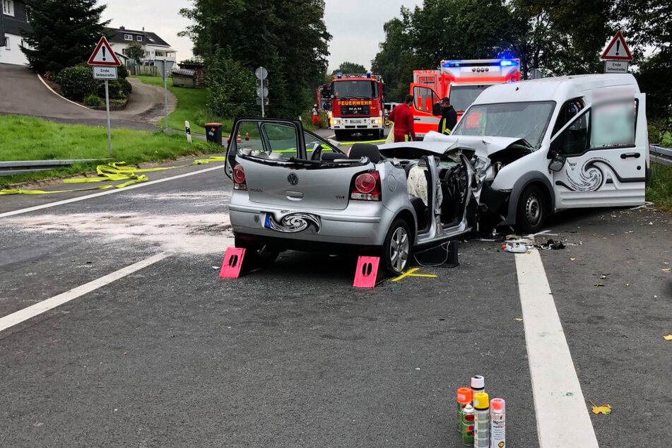 Der VW-Fahrer ist bei dem Unfall schwer verletzt worden. Der Sprinter-Fahrer erlitt leichte Verletzungen.