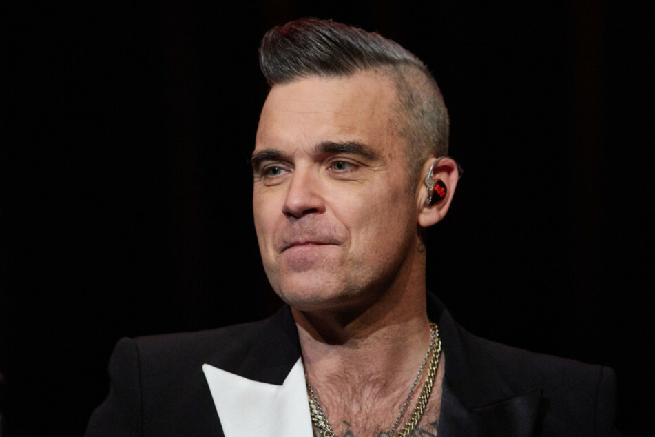 Robbie Williams (46) steht 2019 auf der Bühne im Kehrwieder Theater und gibt ein Fan-Konzert. Der Pop-Titan plant, eine Galerie in Berlin zu eröffnen, die am Abend als Club genutzt werden soll.