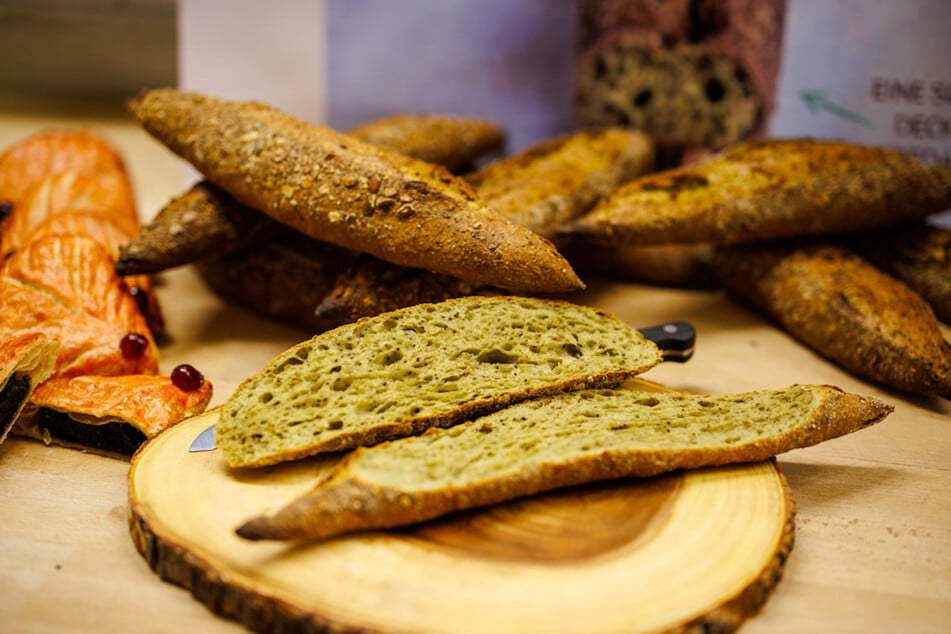 Ein aufgeschnittenes „Alguette“, ein Baguette, bei dem Algen als Zutat verwendet wurden, ist in der Bäckerei-Konditorei Ways zu sehen.