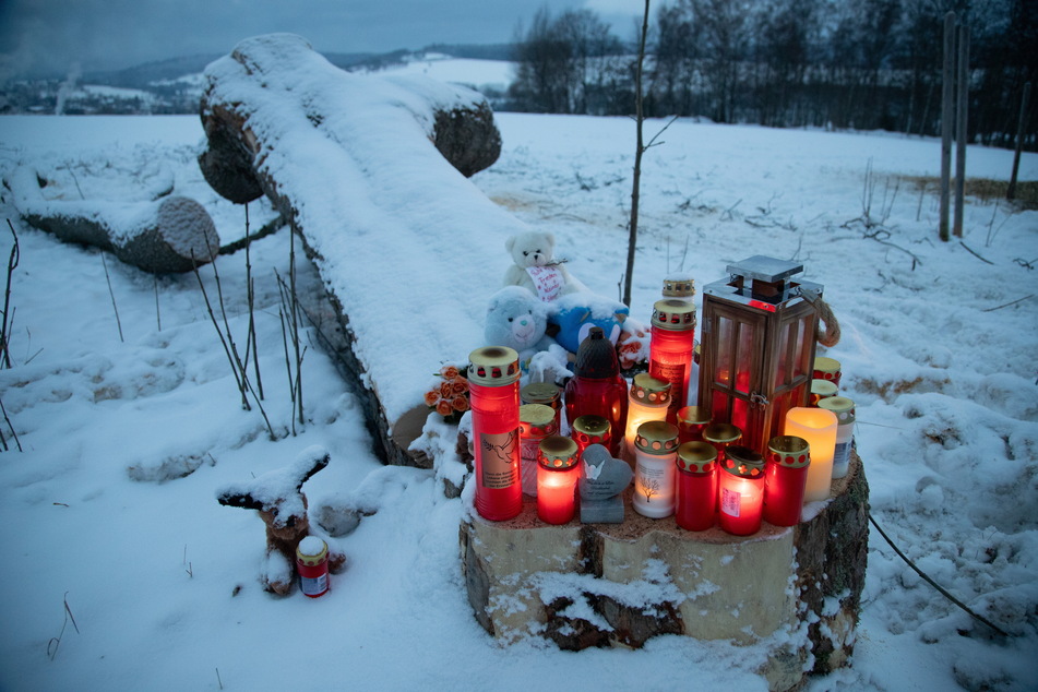 Viele Menschen stellten Kerzen und Kuscheltiere zum Gedenken an Marcus (†10) an der Unfallstelle auf.