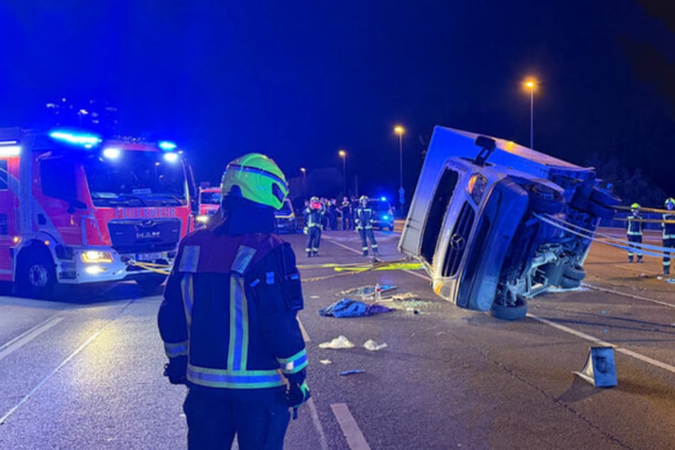 Berlin: Kleintransporter stürzt auf Lichtenberger Brücke um – Hubschrauber im Einsatz