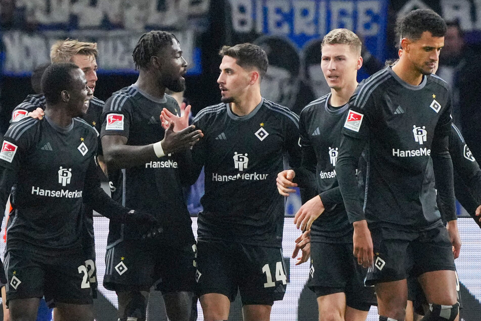 HSV-Matchwinner Ludovit Reis (23, M.) lässt sich nach seinem entscheidenden Tor gegen Hertha BSC von seinem Teamkollegen feiern.