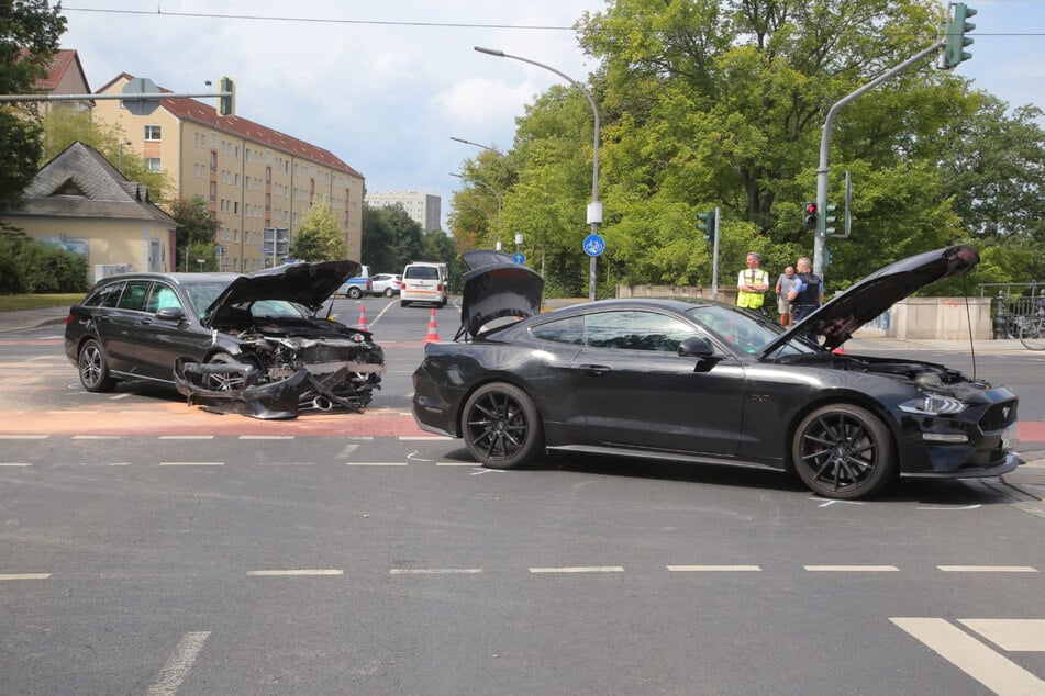 Der Mercedes hatte wohl eine rote Ampel überfahren.