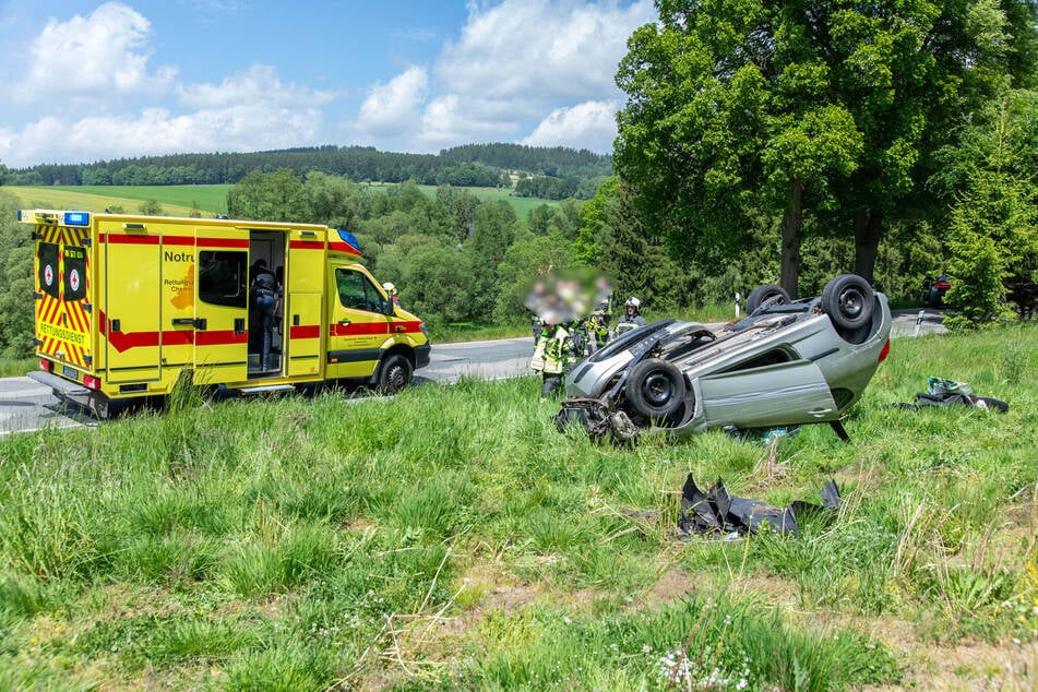 Bei Elterlein überschlug sich ein Peugeot auf der S269. Der Fahrer wurde verletzt.