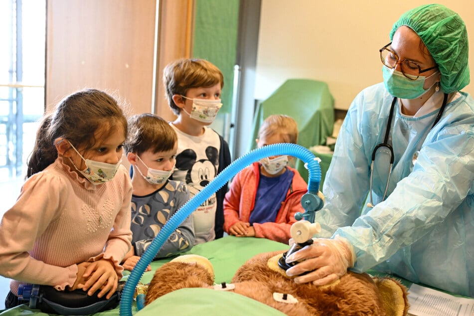 Dresden: Wenn 1200 kleine Ärzte Stofftiere retten: Große OP-Stunde im Teddykrankenhaus