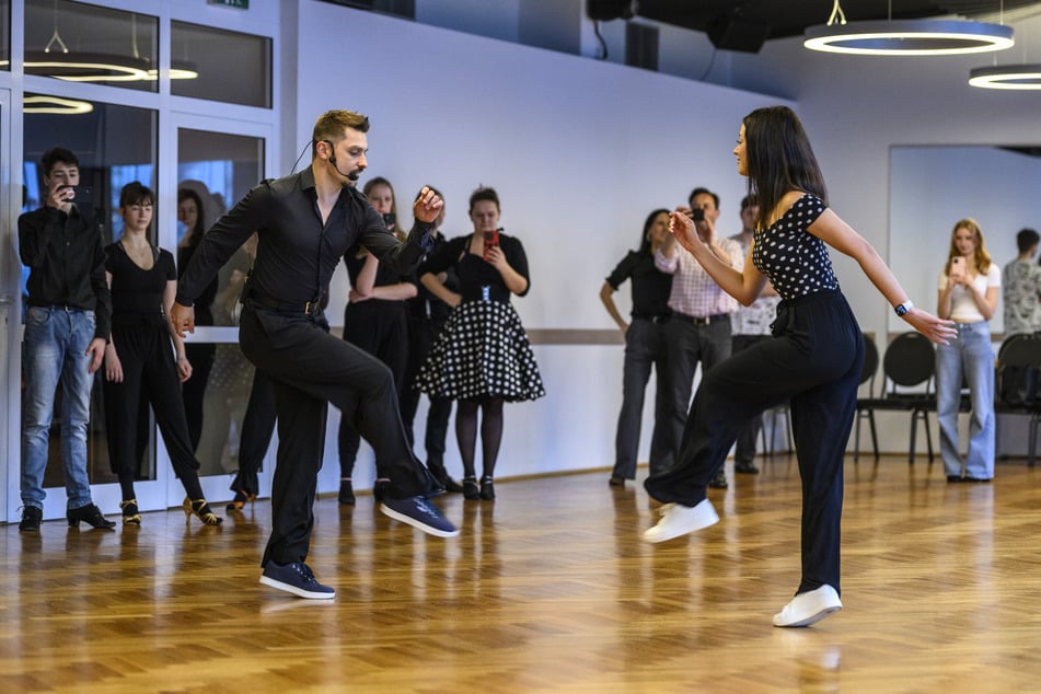 Zum Abschluss den Workshops tanzten die "Let's-Dance"-Stars die Choreografie für die Kursteilnehmer.