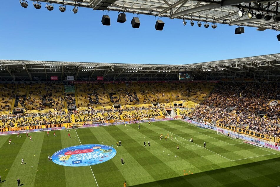 Hier rollt in rund einer halben Stunde der Ball.