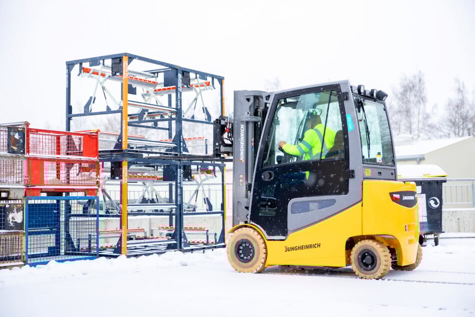 Als Fachlagerist sorgen Absolventen dafür, dass Waren sicher und pünktlich ankommen.