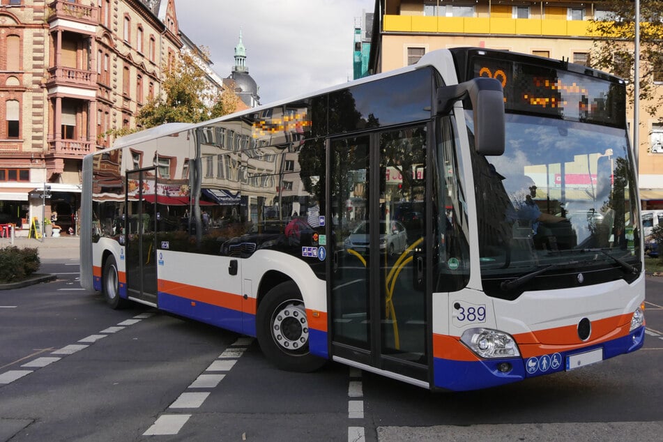 Ein Busunternehmer aus Hannover meldete am Montagabend einen gestohlenen Linienbus bei der Polizei in Kassel. (Symbolfoto)