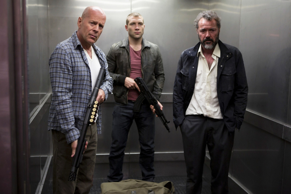 Bruce Willis (67, l.) bei seinem letzten Auftritt als John McClane im durchwachsen angekommenen "Stirb Langsam - Ein guter Tag zum Sterben" (2012) an der Seite von Jai Courtney (36, M.) und dem deutschen Schauspielstar Sebastian Koch (59).