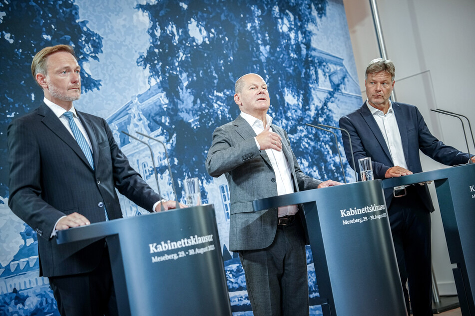 Finanzminister Christian Lindner (44, FDP), Kanzler Olaf Scholz (65, SPD) und Wirtschaftsminister Robert Habeck (53, Grüne) während ihrer Pressekonferenz auf Schloss Meseberg.