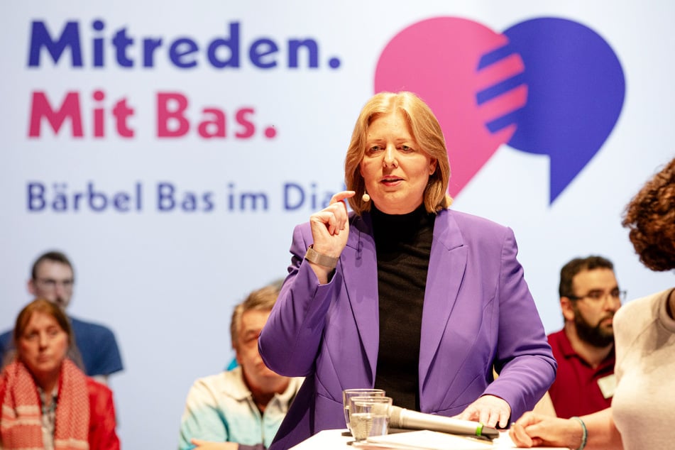 In der Town Hall beantwortet Ministerin Bärbel Bas Fragen der Bürgerinnen und Bürger.