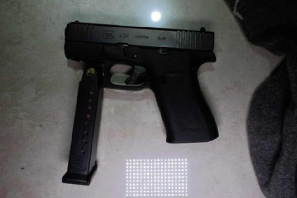 Bei dem mutmaßlichen Kopf der Bande wurden bei seiner Festnahme unter anderem drei scharfe Schusswaffen samt Munition gefunden.