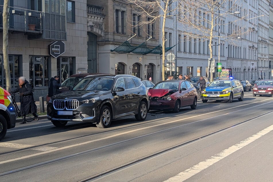 Der Seat ist am Dienstagmittag auf der Karli in einen BMW gekracht.