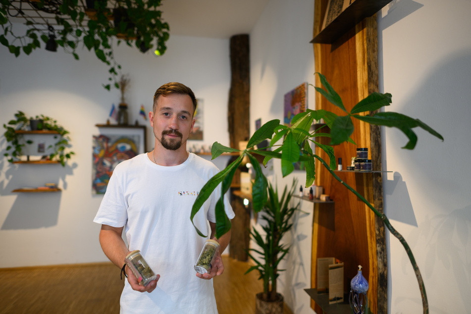 Martin Reuter (28) hat mit Freunden einen Club gegründet, über den nach den Plänen der Bundesregierung der Anbau und die Abgabe von Cannabis künftig erlaubt sein soll. Fällt die Entscheidung in dieser Woche?