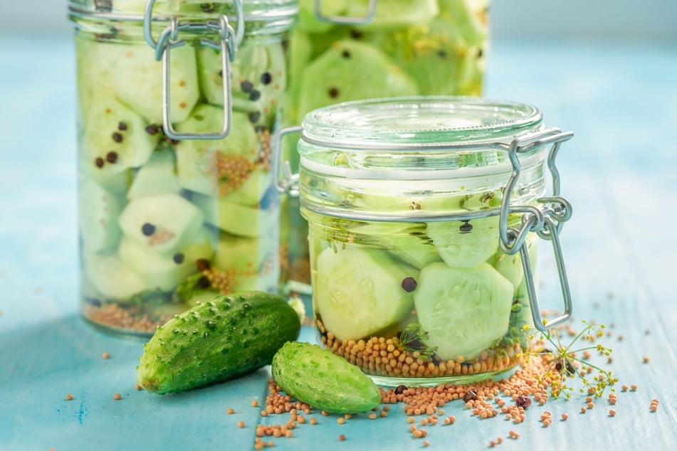 Senfgurken schmecken keineswegs nach Senf, sondern süß-säuerlich.