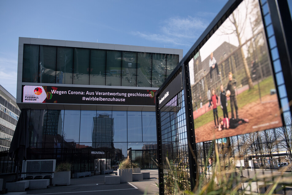 Das Deutsche Fußballmuseum wurde am 23. Oktober 2015 als nationales Fußballmuseum des Deutschen Fußball-Bundes (DFB) in Dortmund eröffnet.