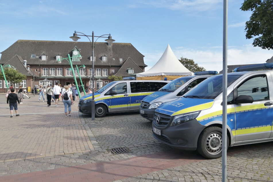 Mehrere Polizeifahrzeuge stehen am Bahnhof Westerland bereit.