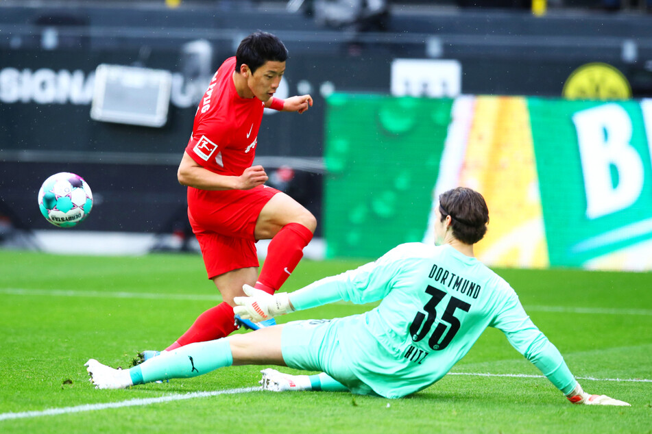 RB-Stürmer Hee-Chan Hwang (l.) scheiterte mit der ersten Chance des Spiels an BVB-Keeper Marwin Hitz.