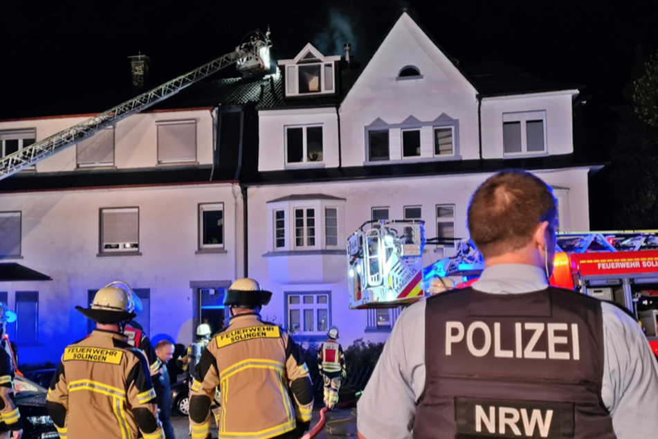 Dachstuhl-Feuer in Solingen: Kameraden müssen Dach aufreißen