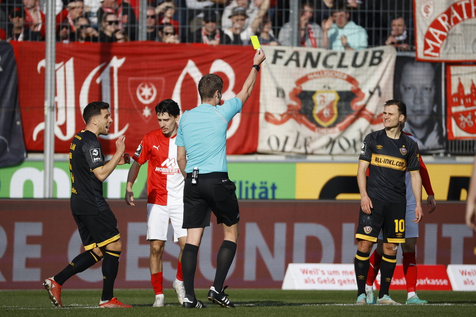 Eine der beiden Ampelkarten der Saison: Jakob Lemmer (24, r.) sah sie in der Nachspielzeit in Halle.