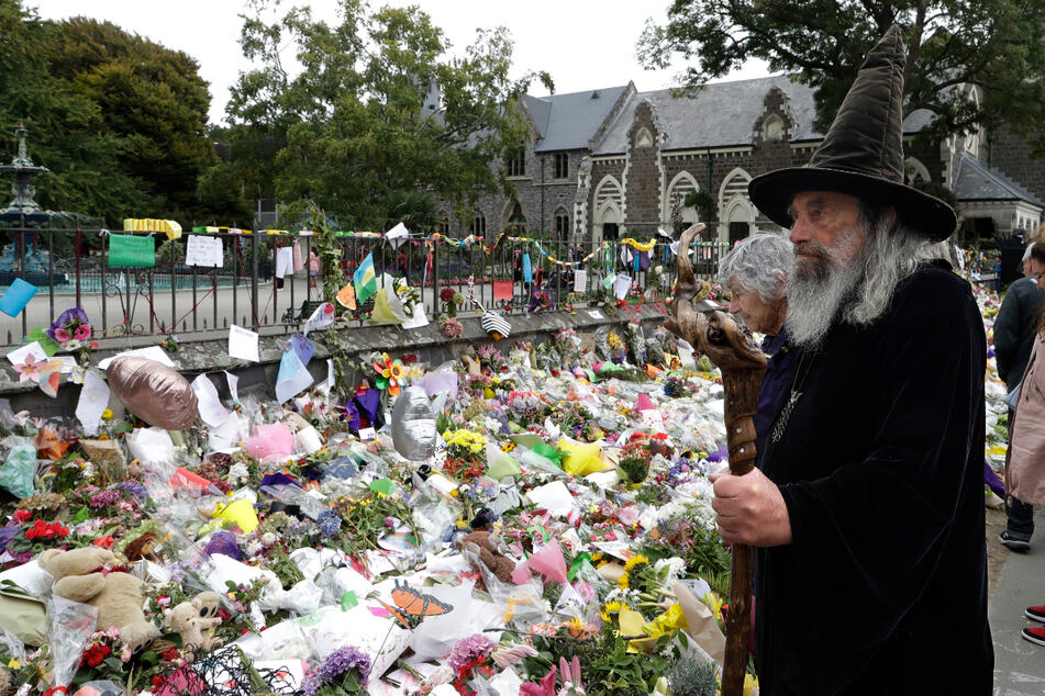 Ian Brackenbury Channell im Jahr 2019 vor den Blumen, die für die Opfer des Christchurch-Anschlags niedergelegt wurden. Neuseelands offiziellem Zauberer wurde nun gekündigt.