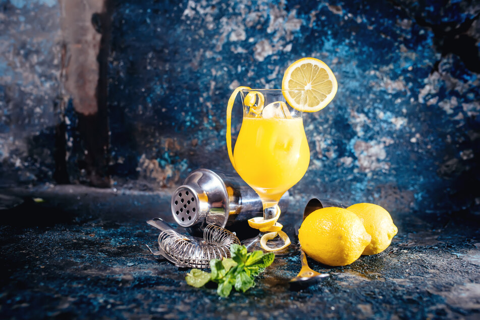 Wer die säuerliche Note intensiver schmecken möchte, kann noch etwas Zitronensaft in den Limoncello Spritz geben.