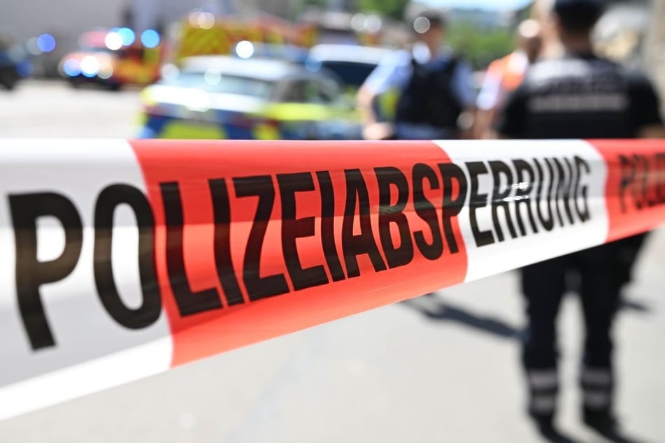 Bewohner melden auffälligen Geruch: Polizei findet zwei Tote in Wohnhaus
