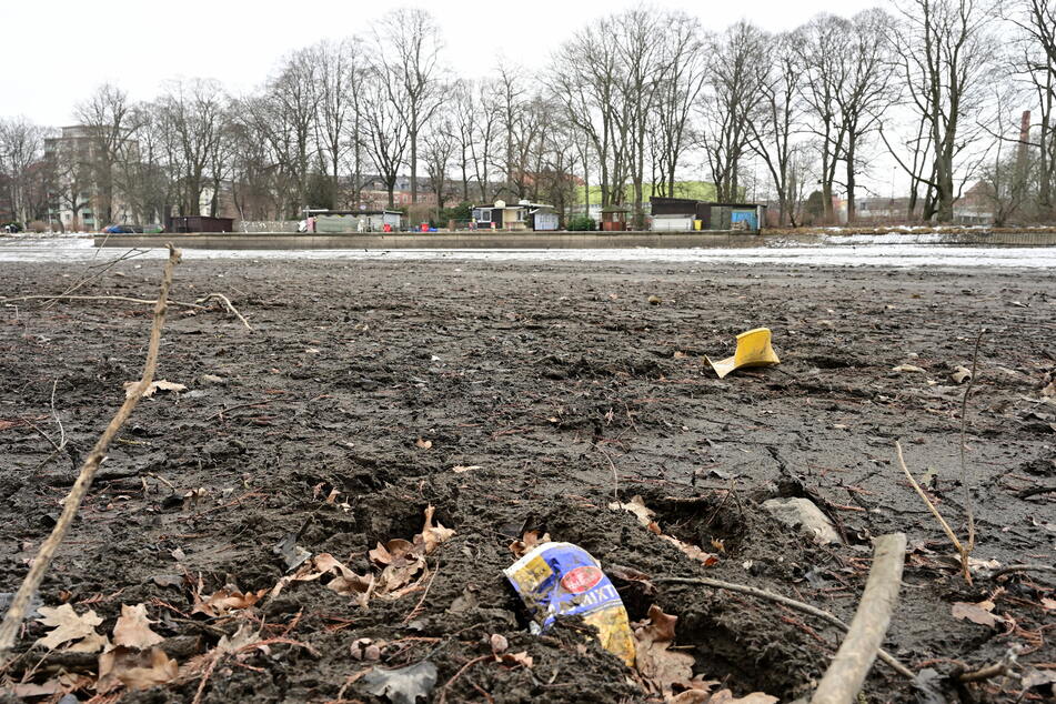 Einzelne Plastikteile steckten zu fest im Teichboden, um sie zu entsorgen.