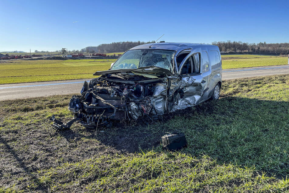 Der verunglückte Mercedes Citan wurde bei dem Crash schwer in Mitleidenschaft gezogen.