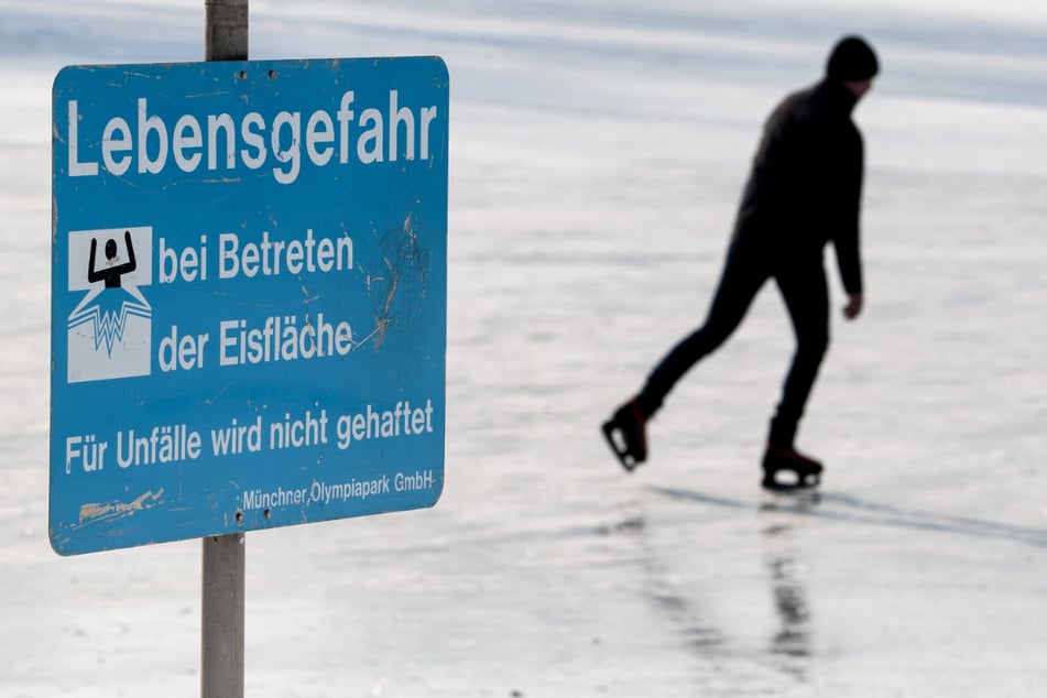 Immer wieder begeben sich Menschen trotz Warnungen auf gefährliche Eisflächen.