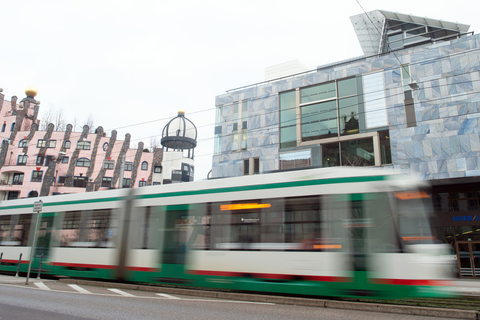 In einer Magdeburger Straßenbahn hat ein junger Mann eine Seniorin bespuckt. (Symbolbild)