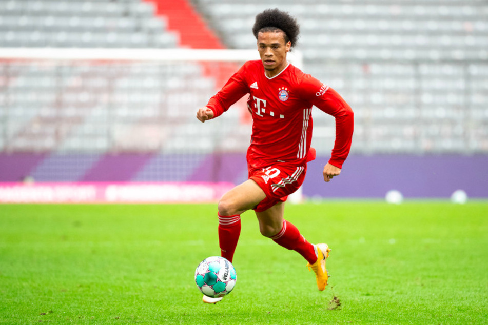 Leroy Sané (24) vom FC Bayern München spielt den Ball.