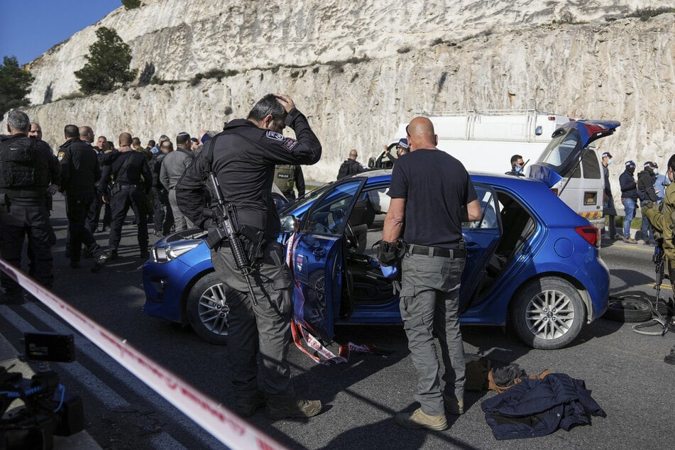 Die israelische Polizei untersucht den Schauplatz nach einem Terroranschlag auf der Autobahn.