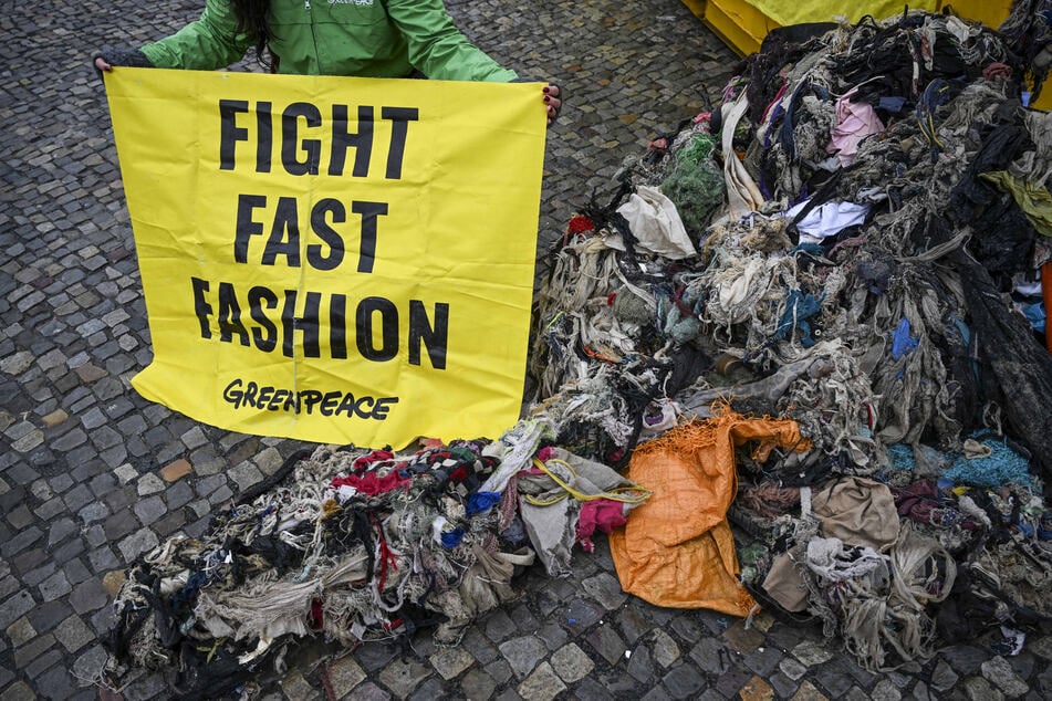 Fast Fashion bringt ständig neue Kollektionen raus, was zu enormen Mengen an Kleidung führt - viel mehr, als wirklich gebraucht wird. (Symbolfoto)