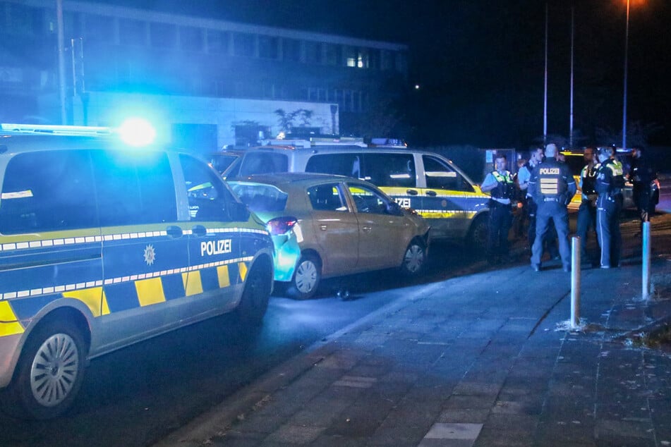 Eingekeilt von mehreren Streifenwagen wurde der 51-jährige Fahrer in Köln-Porz festgenommen.