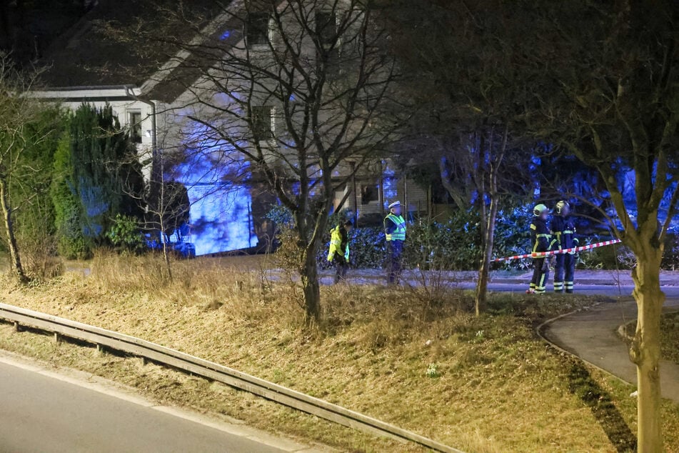 Zwei angrenzende Wohnhäuser mussten während der Arbeiten an dem maroden Sendemast evakuiert werden.