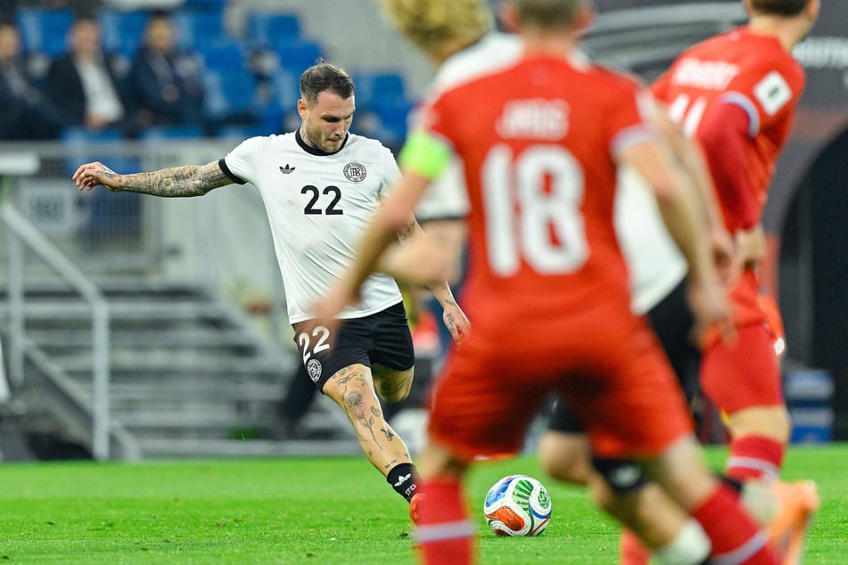 David Raum verwandelt den Freistoß direkt.