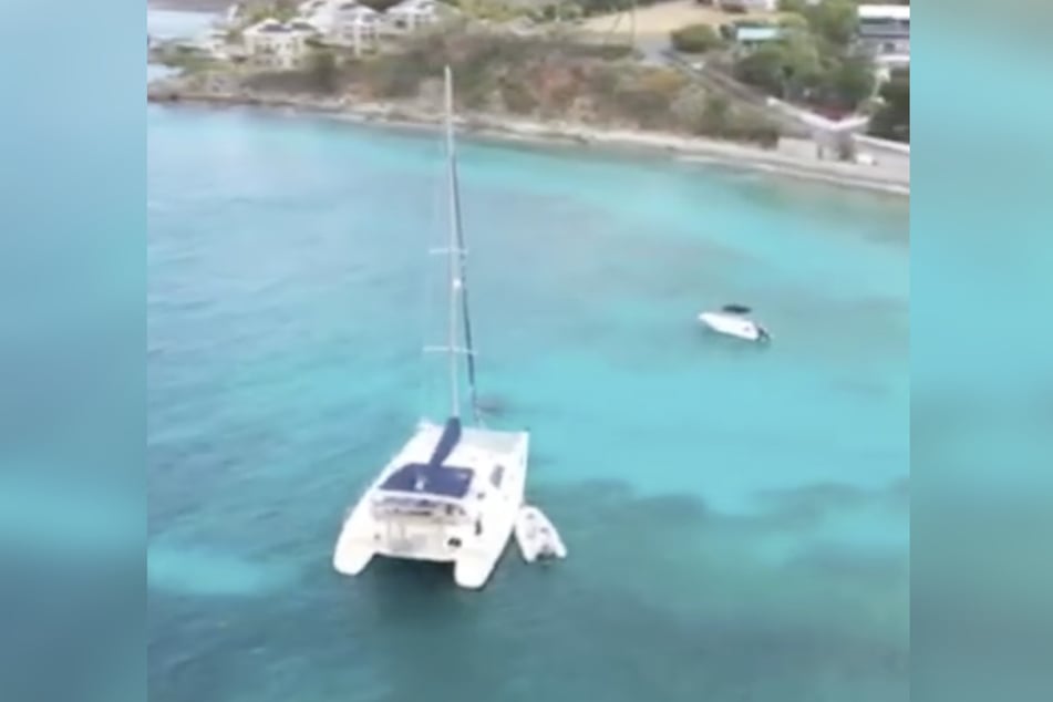 Las imágenes aéreas muestran que el lujoso catamarán “Siren Song” estaba anclado a escasa distancia de la costa.