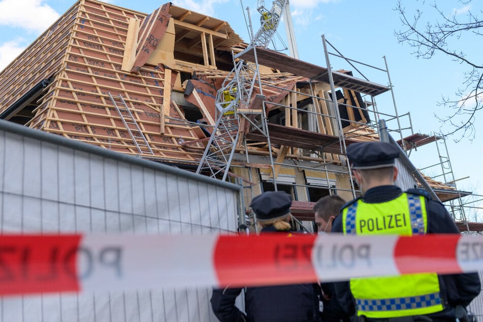 Arbeiter von Kran erschlagen: Polizei ermittelt nach Todes-Unglück auf Baustelle