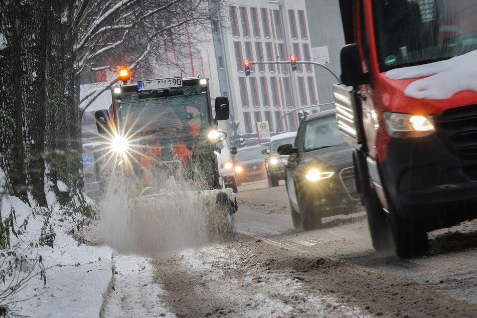Schnee-Chaos im Norden: Wetterdienst warnt vor glatten Straßen!