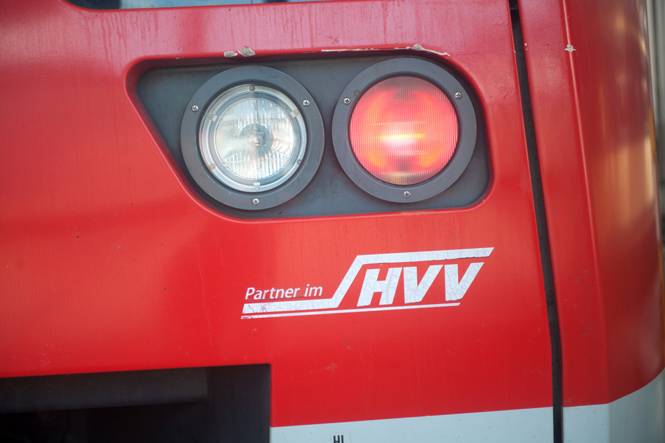 Eine rote Rückleuchte strahlt an einem Wagen der Hamburger S-Bahn.