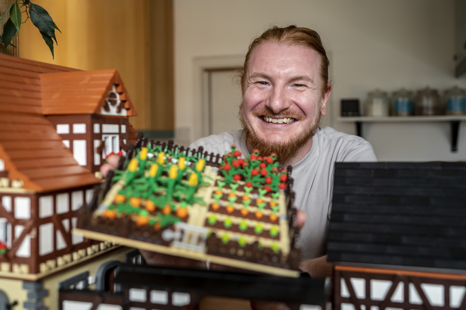 Carsten Herzberg (40) baut am liebsten Gebäude wie die Fachwerkhäuser - inklusive Bauerngarten.