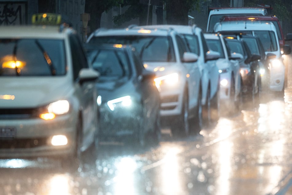 Von Mittwoch an ziehen wieder Schauer und Gewitter nach Hessen - am Donnerstag und Freitag soll es dann in dem ganzen Bundesland teils ergiebig regnen. (Symbolbild)